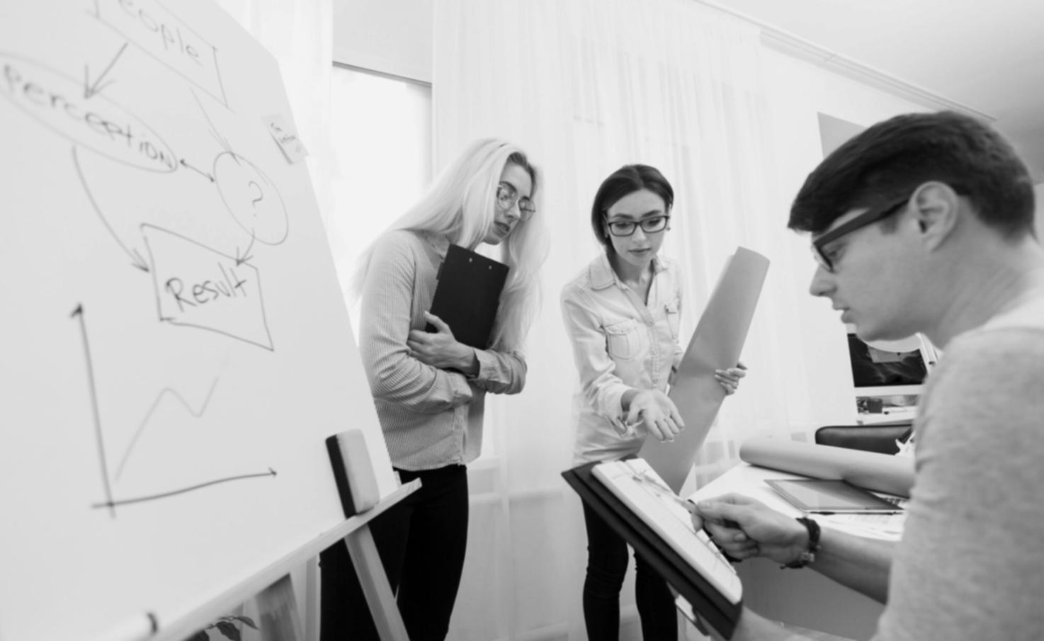 Teamarbeit im Finanzbereich bei aurinexvalo